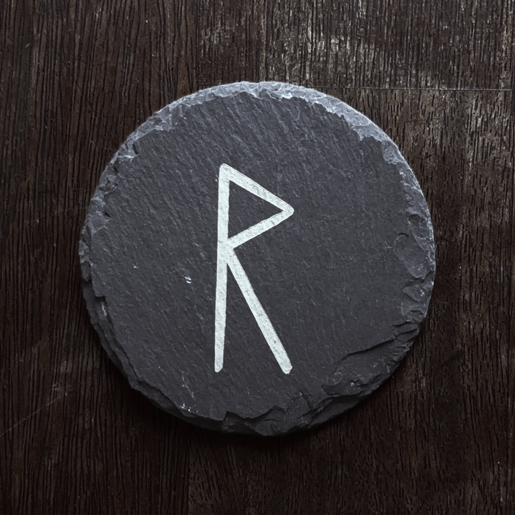 Runa Raido na okrągłym kamieniu łupkowym