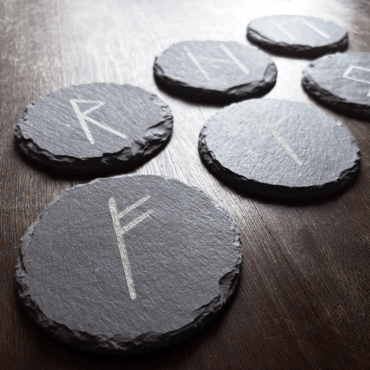 Runy wikingów na kamieniu