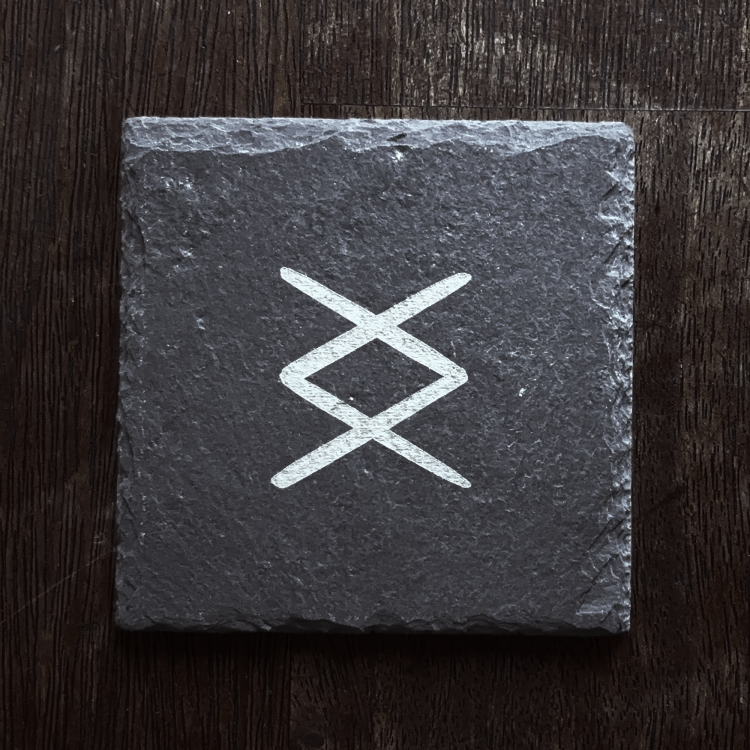 Runa Ingwaz na kwadratowym kamieniu łupkowym.png