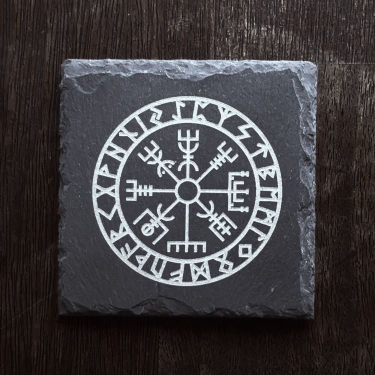 Vegvisir na kwadratowym kamieniu łupkowymir.png