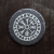 Vegvisir na okrągłym kamieniu łupkowymir.png