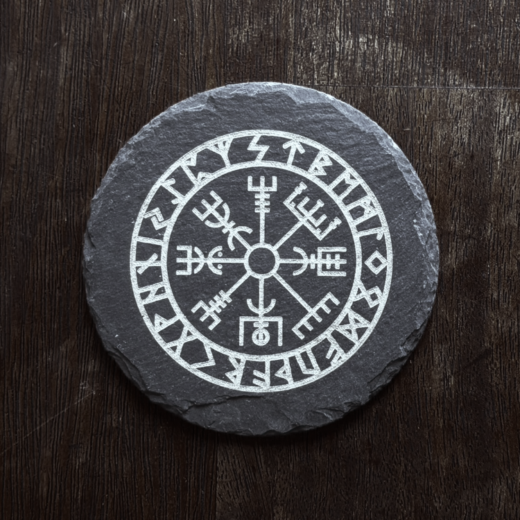 Vegvisir na okrągłym kamieniu łupkowymir.png