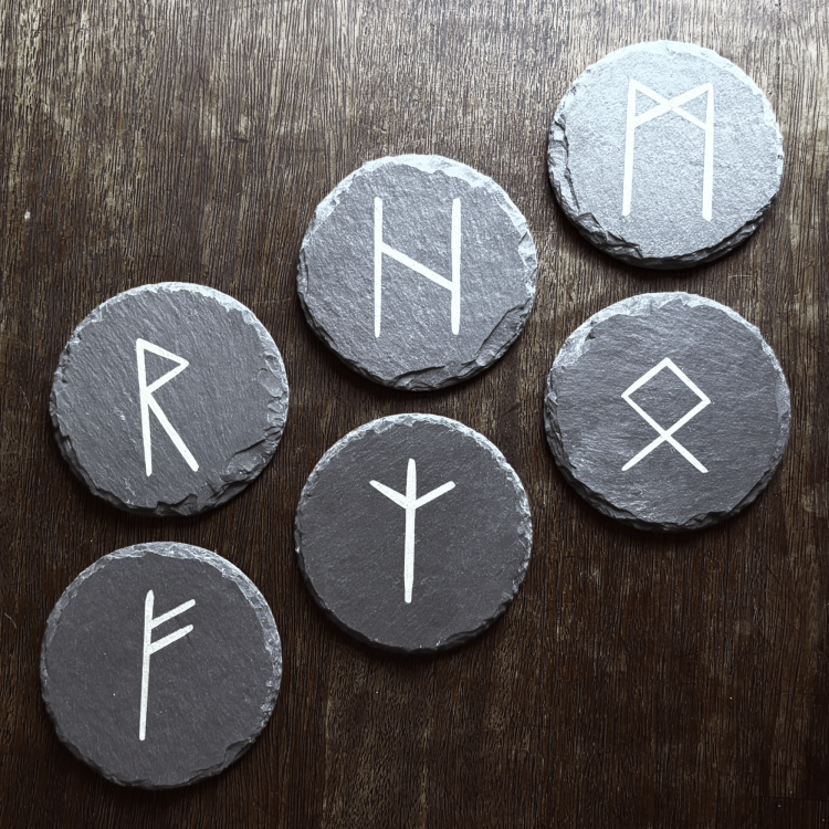 Runy nordyckie na okrągłym kamieniu łupkowym.png