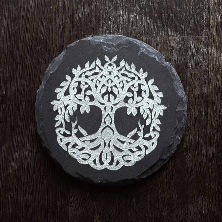 Yggdrasilna okrągłym kamieniu łupkowym.png