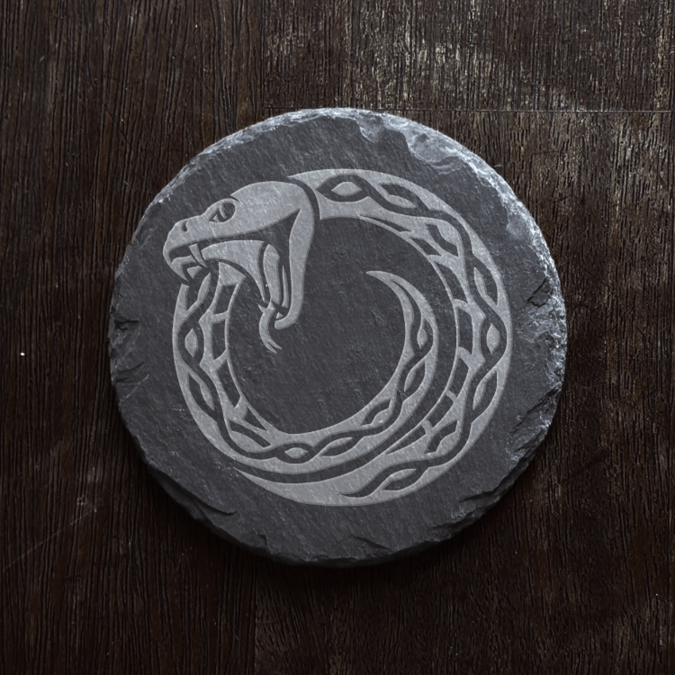 Symbol Jormungandr na okrągłym kamieniu łupkowym.png