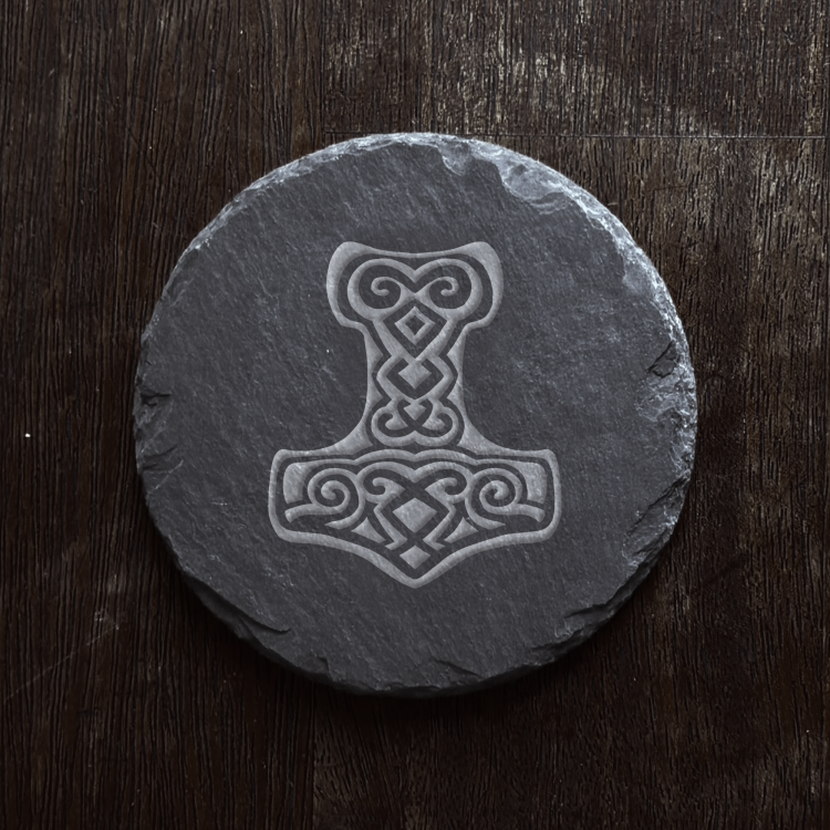 Symbol Mjolnir na okrągłym kamieniu łupkowym.png