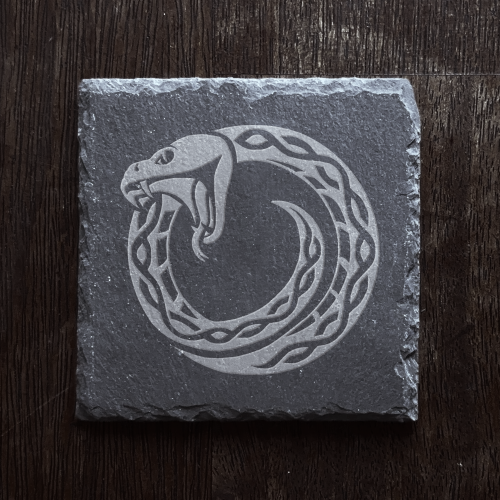 Symbol Jormungandr na kwadratowym kamieniu łupkowym.png