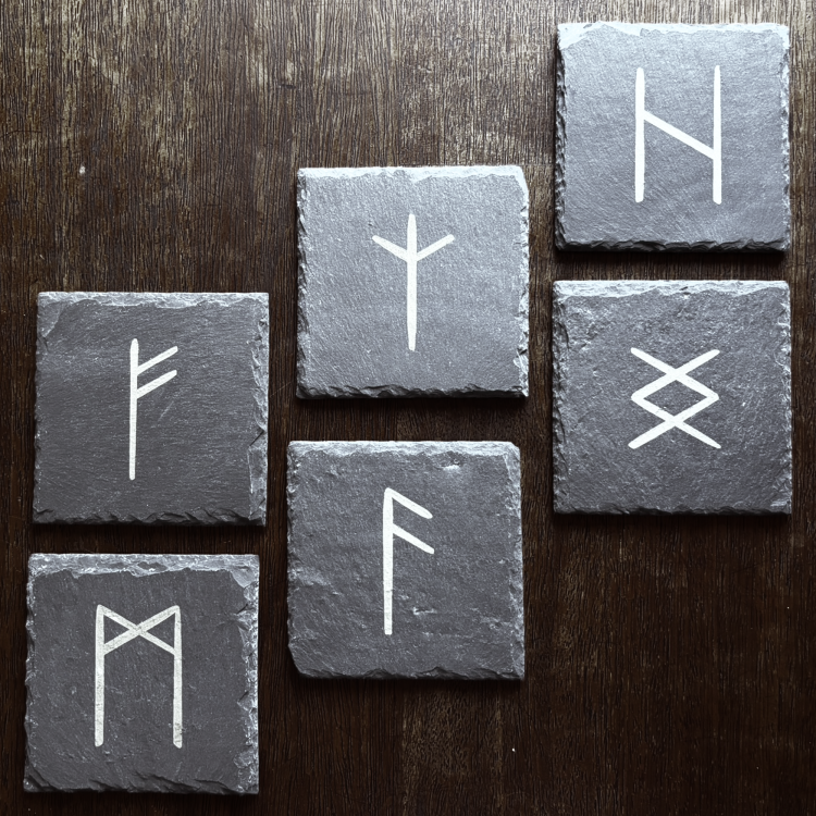 Runy nordyckie na kwadratowym kamieniu łupkowym.png