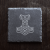 Symbol Mjolnir na kwadratowym kamieniu łupkowym.png