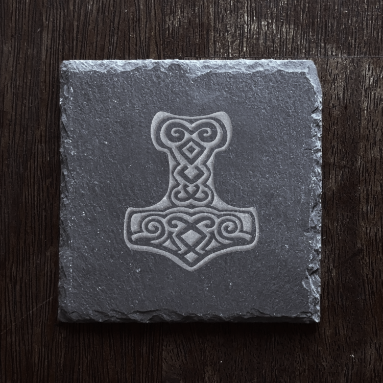 Symbol Mjolnir na kwadratowym kamieniu łupkowym.png